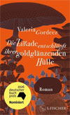 Die Zikade entschlüpft ihrer goldglänzenden Hülle